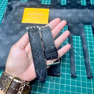 🖤 Eclipse Black monogram Apple Watch band